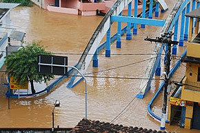 Foto da enchente em Manhua?u