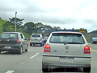 Foto de carros na estrada