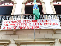 Foto da faixa de protesto na Prefeitura de Cataguases