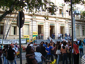 Foto: ACESSA.com Foto de manifestantes em frente à Câmara