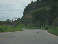 Foto de uma estrada vazia