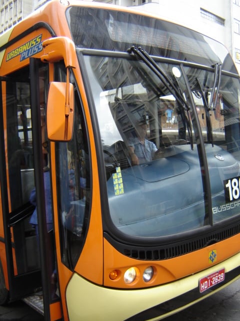Foto de frente de um ônibus laranja