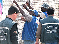 Foto de fiscais no bairro São Pedro