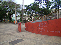 Foto de pichação na Praça Antônio Carlos