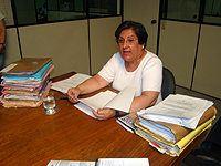 foto de sueli reis com pilhas de processos