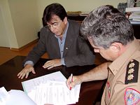 Reitor da UFJF e coronel Anselmo assinam contrato