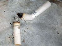 Cigarros em cinzeiros