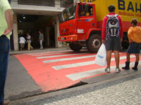 Pessoas esperando para atravessar no traffic calming