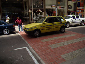 Carro passando no traffic calming