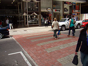 Pedestres atravessando