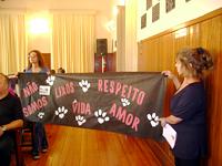 protetores de animais exibem faixa