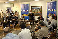 Assinatura dos contratos