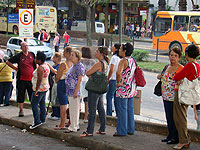 Fila no ponto de t&aacute;xi
