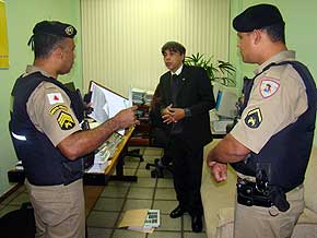 Foto de promotor dando depoimento à Polícia