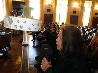 Foto de pessoa mostrando queijo suíço