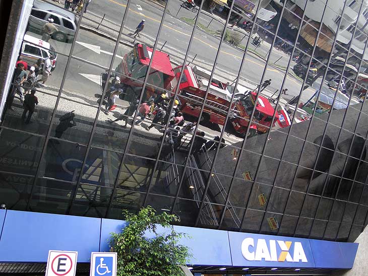 Foto de carros do corpo de bombeiros em frente a Caixa
