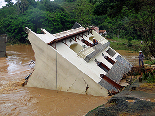 FOTO: Assessoria de comunicação da Prefeitura Municipal de Visconde do Rio Branco Casa que desabou