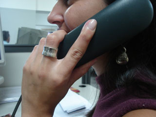 Foto de pessoa telefonando