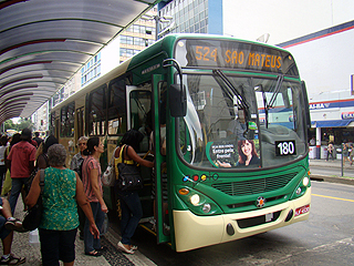 Foto: ACESSA.com Foto de pessoas entrando pela frente dos ônibus