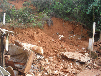 FOTO: Ass. Com. PMC Deslizamento em Cataguases