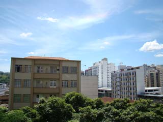 Foto: ACESSA.com Foto de céu claro com poucas nuvens