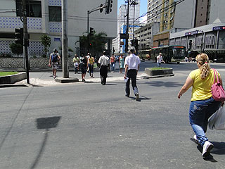 Foto de via sem faixa de pedestre