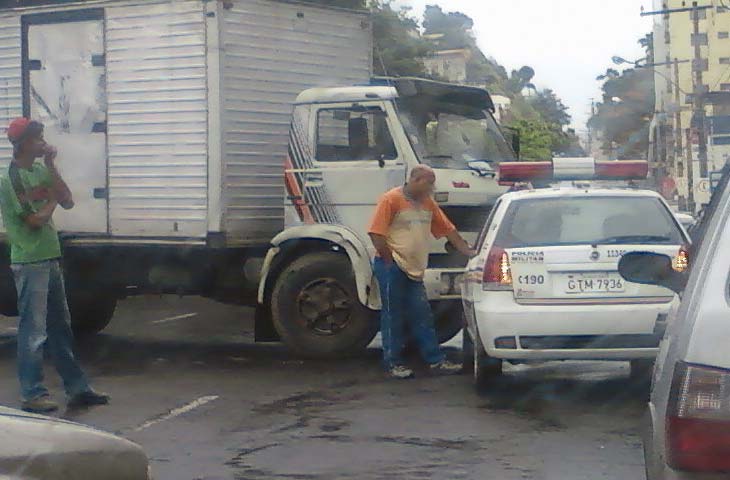 caminh&atilde;o bate em carro da pol&iacute;cia