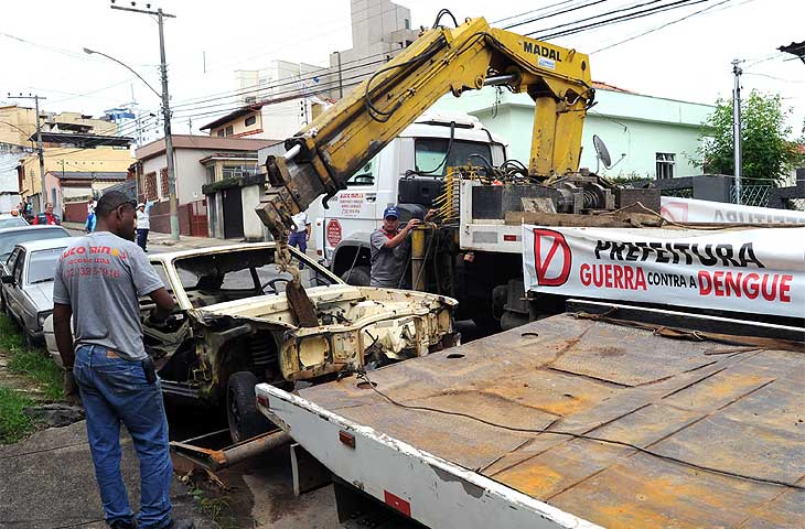 Foto de carro sendo removido
