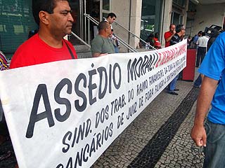 Foto: ACESSA.com Bancários fazem protesto conra assédio moral no trabalho