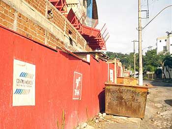 FOTO: Márcio Silva Caçamba na calçada