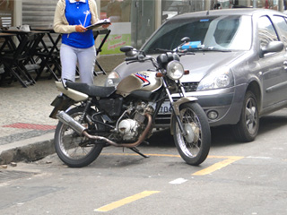 Foto: ACESSA.com Moto parada em área irregular