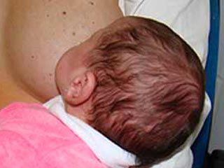 Mãe amamentando bebê