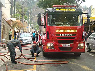 Foto: ACESSA.com Bombeiros, caminhão e pessoas