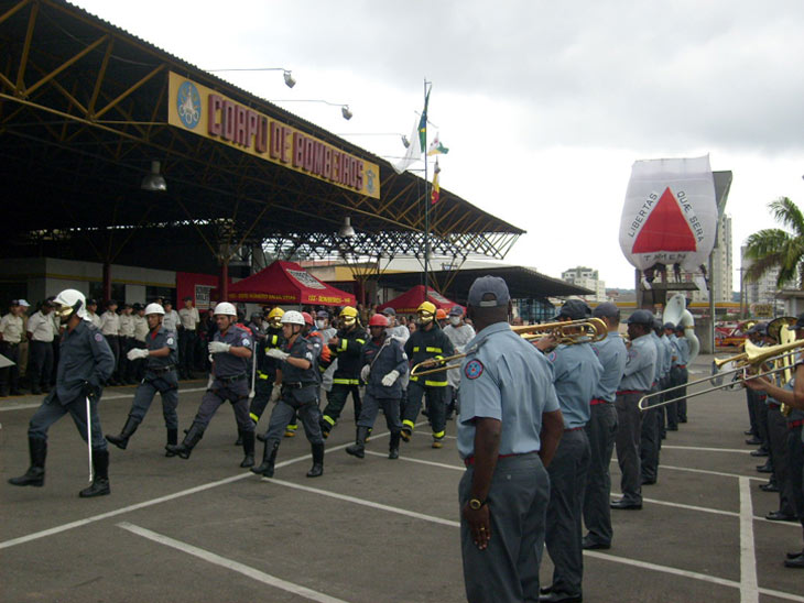 Solenidade c&iacute;vico-militar