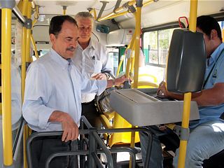 Foto: Fernando Barbosa/PJF Prefeito andando de ônibus