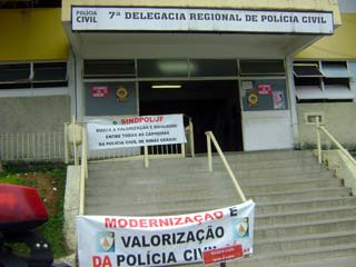 Foto: Sindipol Regional Zona da Mata Faixas de protesto de servidores da Polícia Civil