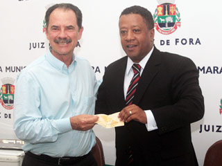 Vereador entrega cheque ao prefeito