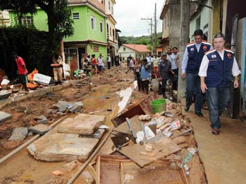 Anastasia visita Além Paraíba