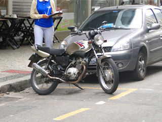 Foto: Arquivo ACESSA.com Moto estacionada