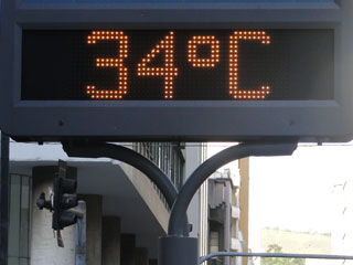 Term&ocirc;metro marcando 34&ordm; C