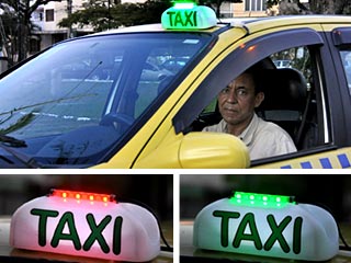 táxis com letreiros luminosos
