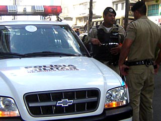 carro de policia e policiais