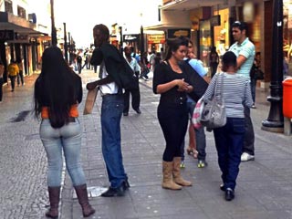 Foto: ACESSA.com Pessoas abordadaas na rua por funiconários de financeiras
