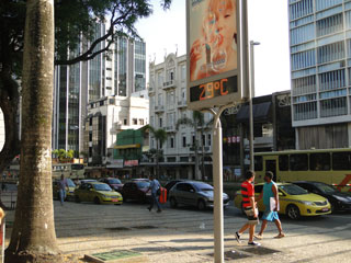 Pela manhã, o termômetro do parque Halfeld já registrava temperatura elevada. Foto: ACESSA.com Pancadas de chuva