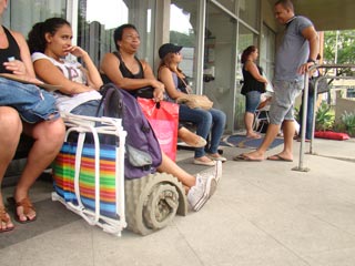 Colchão, cadeiras e objetos pessoais foram levados para ajudar durante o tempo de espera. Foto: ACESSA.com Curso Senac