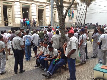 Os manifestantes seguiram até o parque Halfeld e se concentraram em frente à Câmara Municipal. Foto: ACESSA.com Manifestação