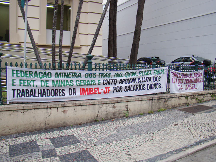 Funcion&aacute;rios da Imbel fazel protesto em frente &agrave; C&acirc;mara