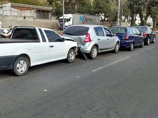 Foto publicada na página Trânsito Juiz de Fora/ Reprodução Engavetamento