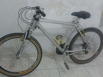 Bicicleta apreendida durante a ocorrência registrada na madrugada desta quinta. Foto: Divulgação/ 2º BPM Bicicleta