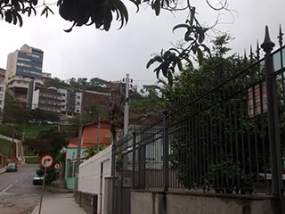 Na manhã desta segunda, uma chuva fina caiu sobre a região central da cidade. Foto: ACESSA.com Tempo